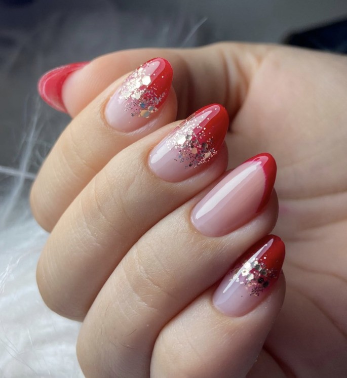 unhas em gel vermelhas com glitter minimalista