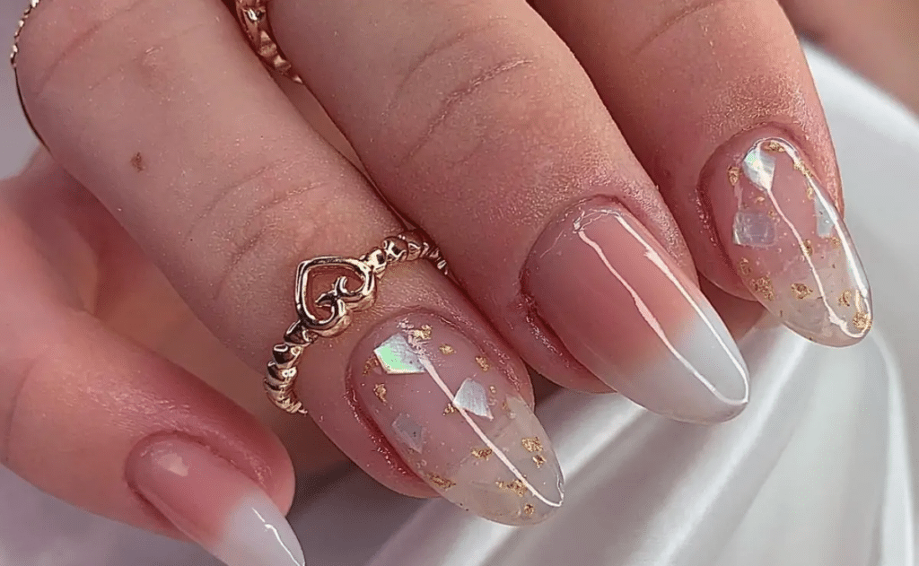manutenção de unhas em gel vermelhas com glitter