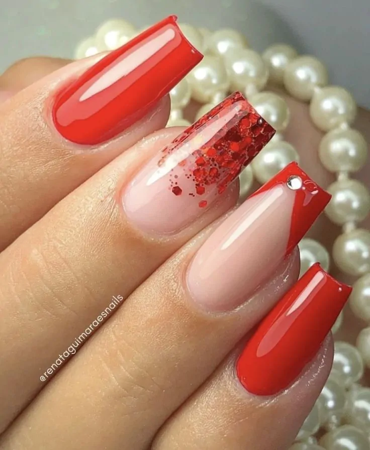 tendências de unhas em gel vermelhas com glitter 2026