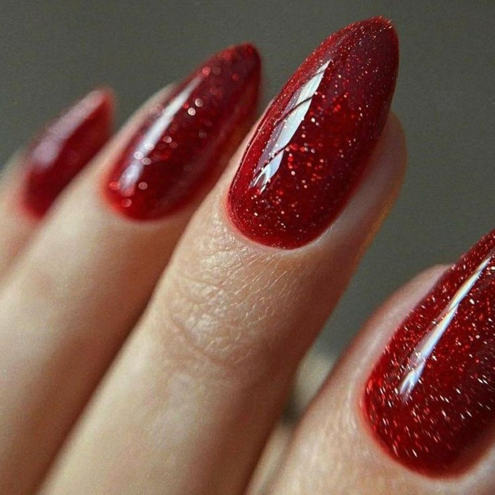 unhas vermelhas com glitter holográfico