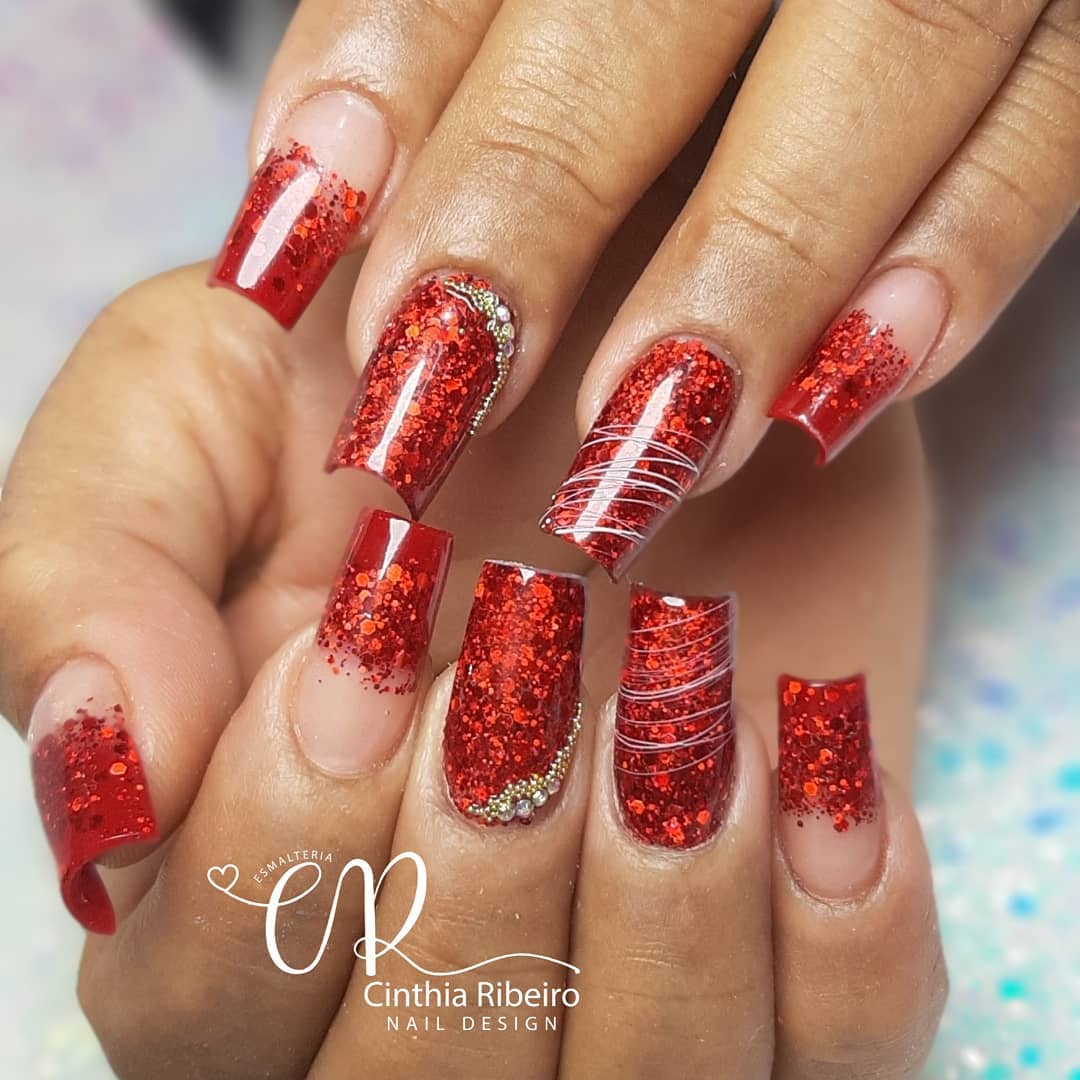 unhas vermelhas com glitter para festa