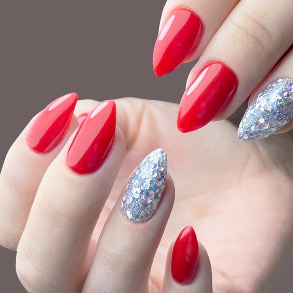 unhas vermelhas com glitter e pedrarias