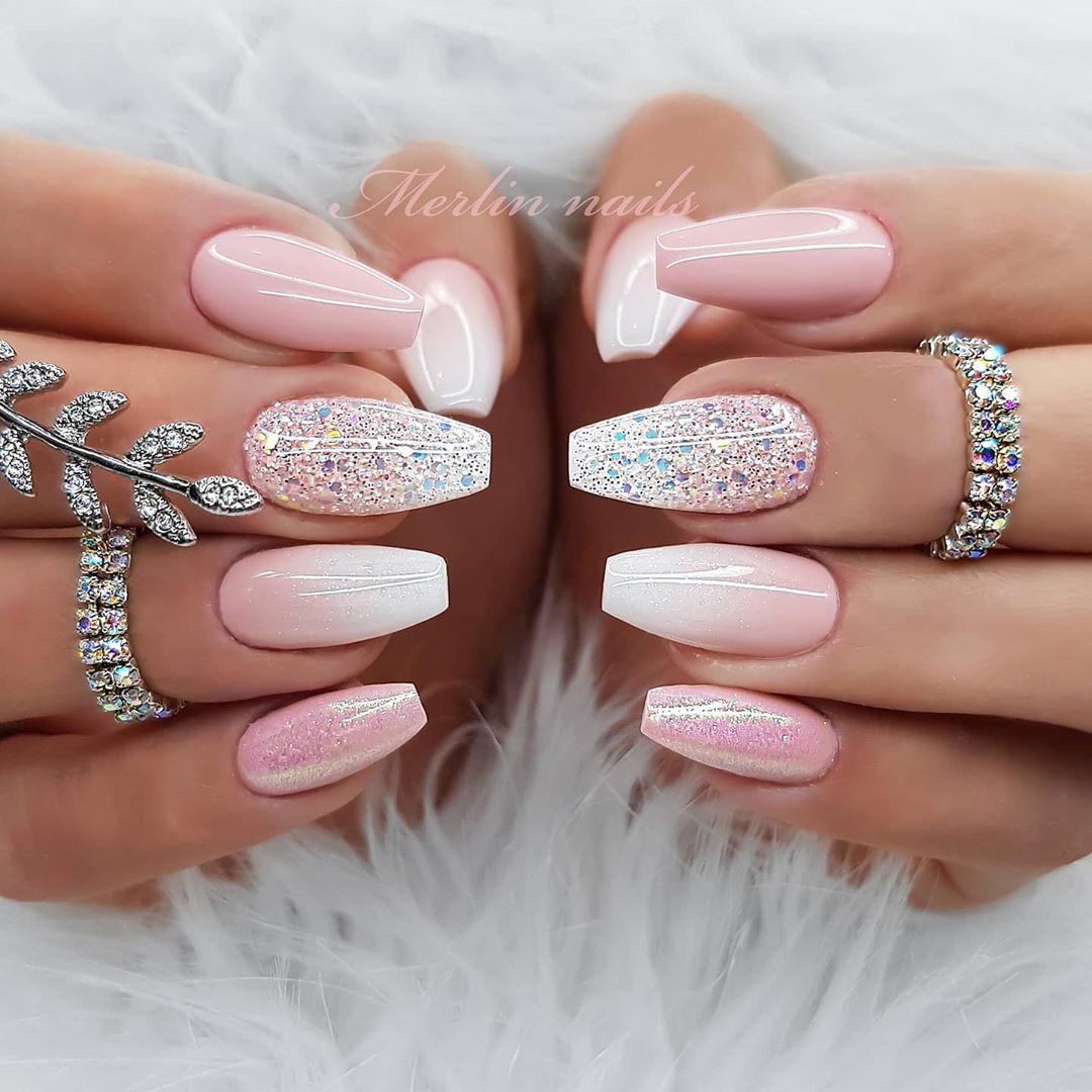 Unhas Encapsuladas Branca Com Glitter