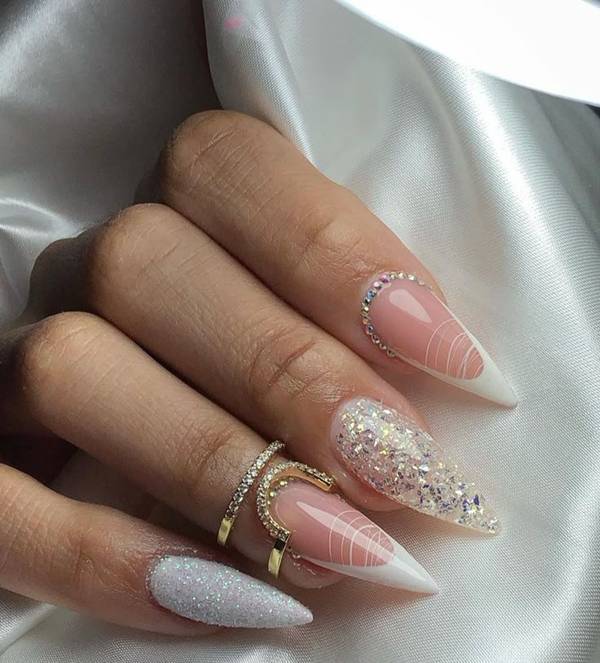 Unhas Encapsuladas Branca Com Glitter