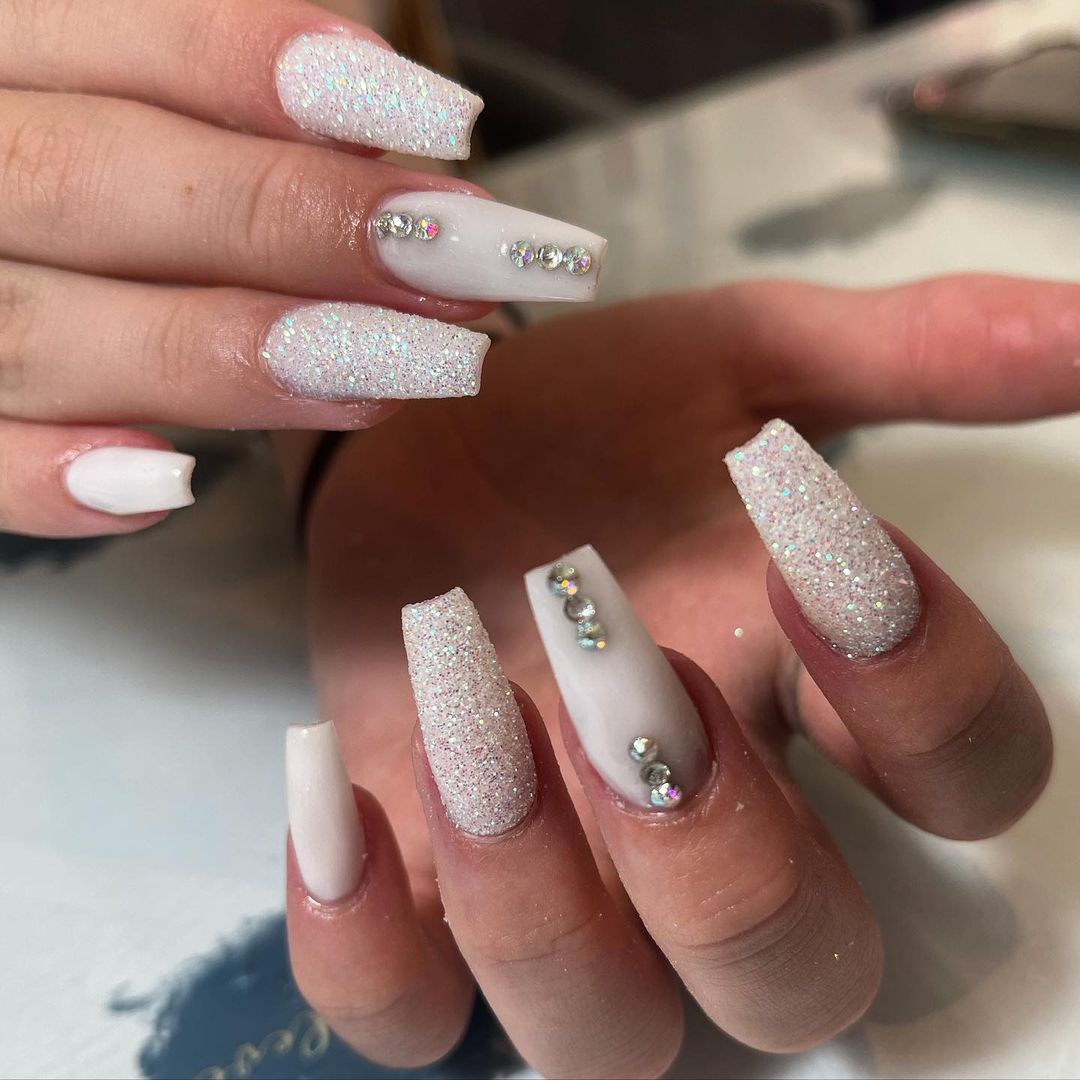 Degradê de Glitter: O Passo a Passo para Unhas Brancas Perfeitas