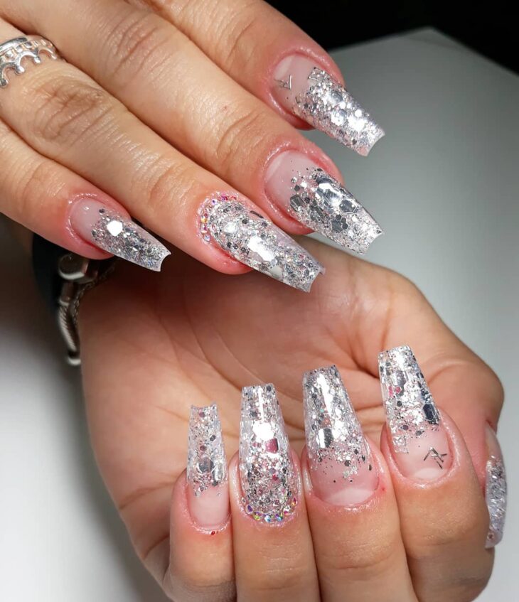 Unhas Encapsuladas Branca Com Glitter