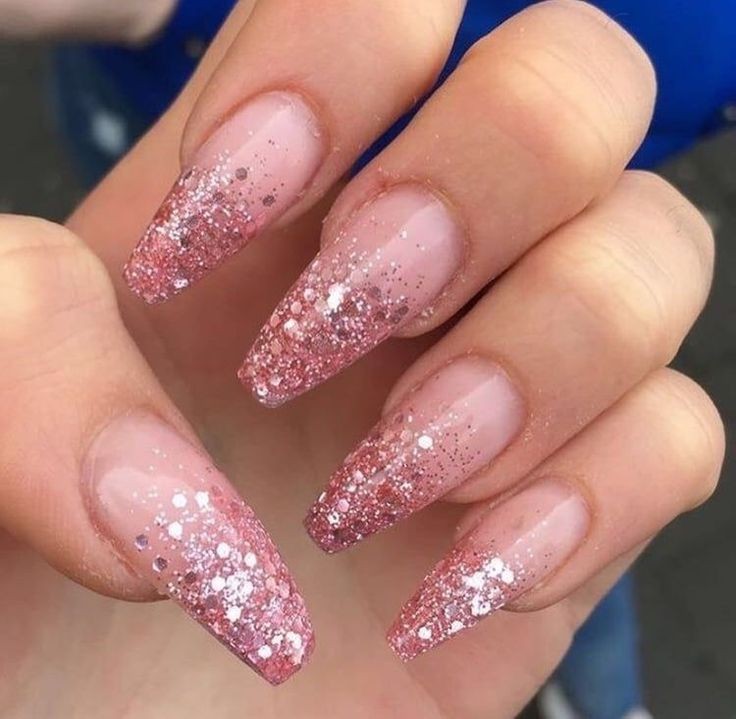 Degradê de Glitter: O Passo a Passo para Unhas Brancas Perfeitas