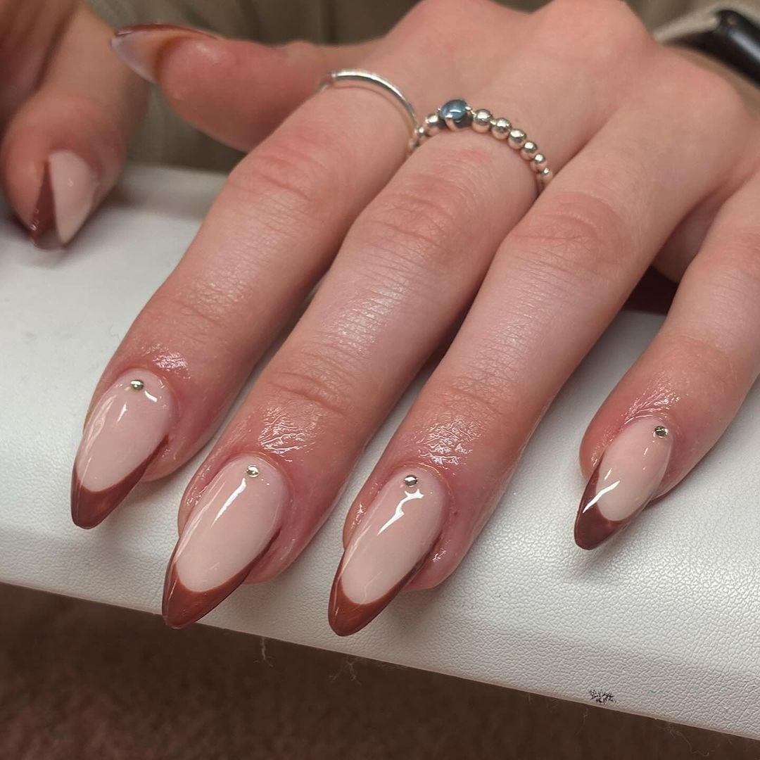 unhas marrom com francesinha