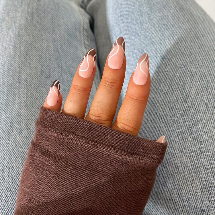 unhas marrom com francesinha
