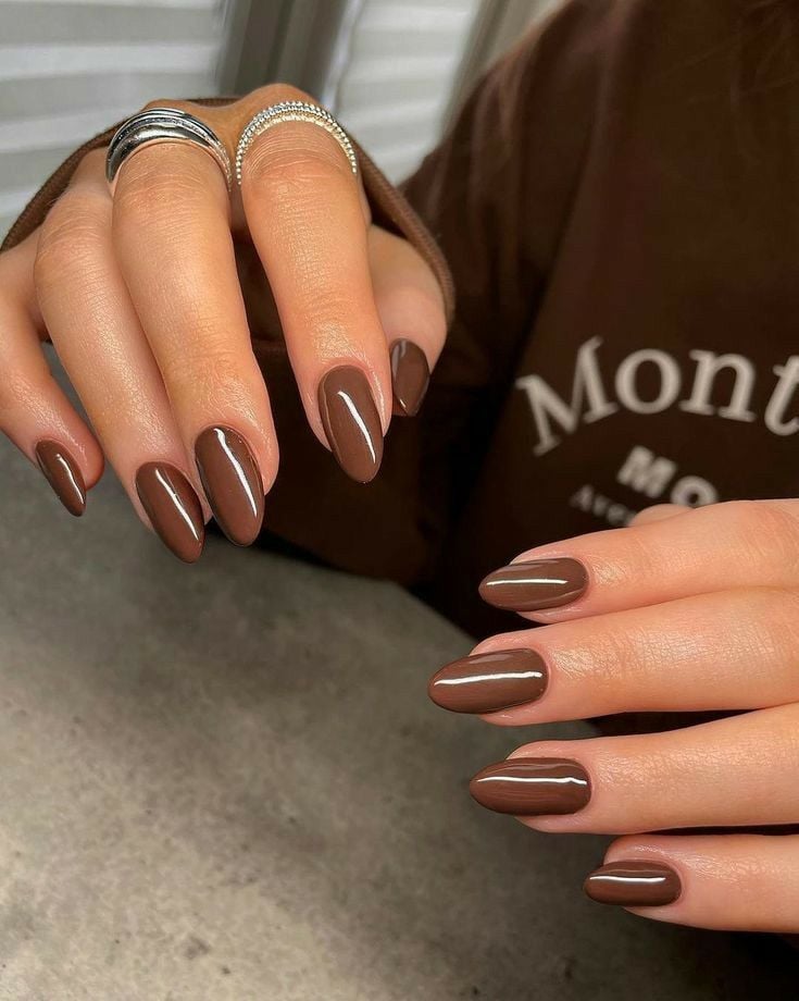 unhas marrons