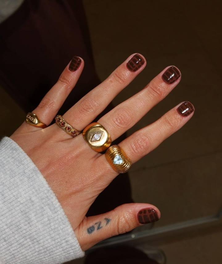 inspirações de unhas marrons para casamento