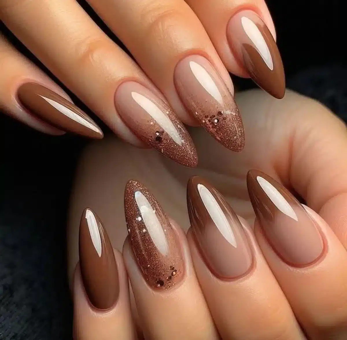inspirações de unhas marrons para casamento