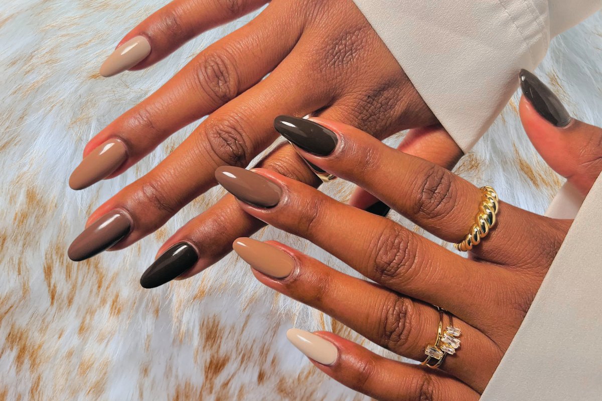 inspirações de unhas marrons para casamento