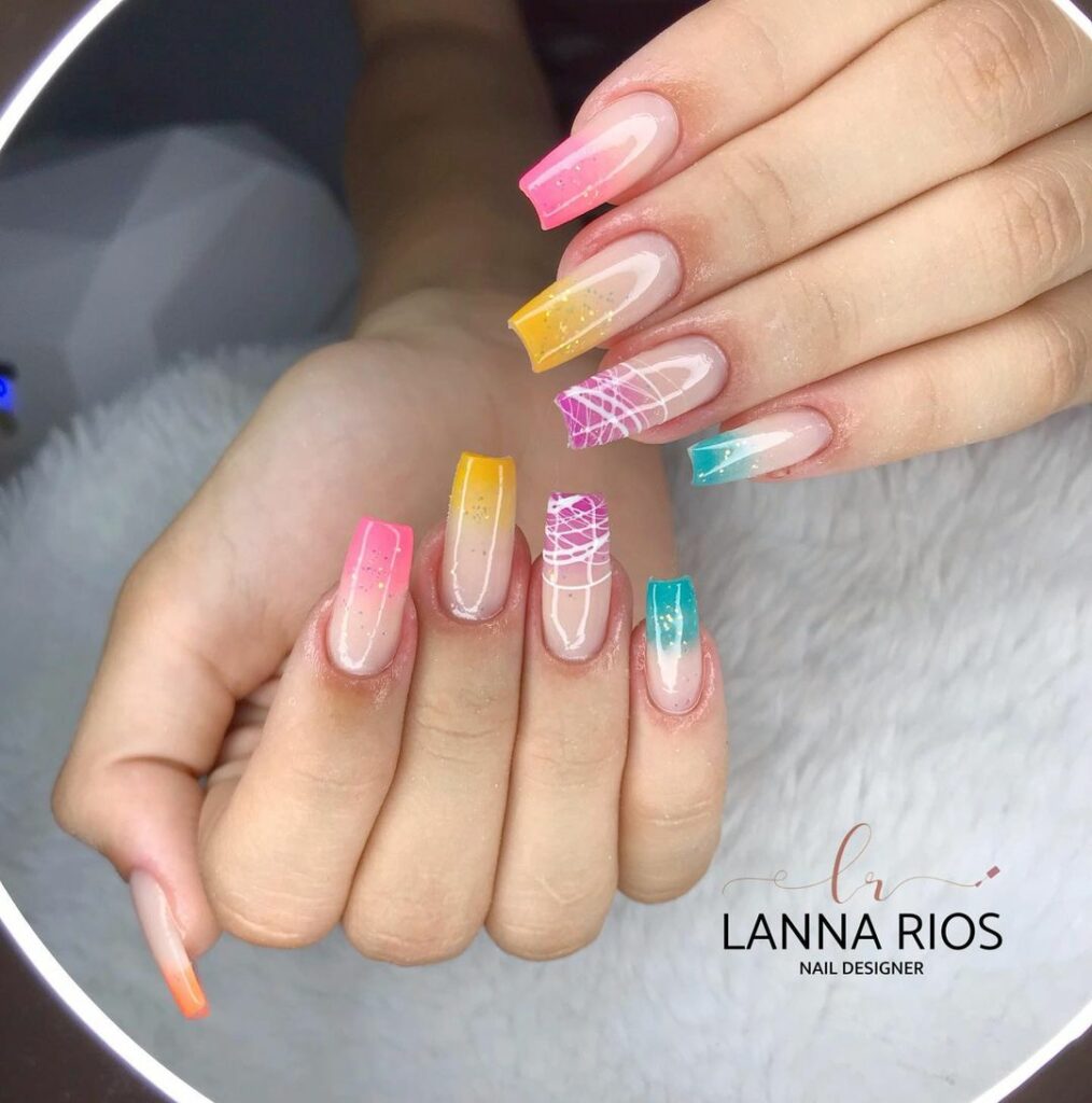 unhas neon com glitter verde