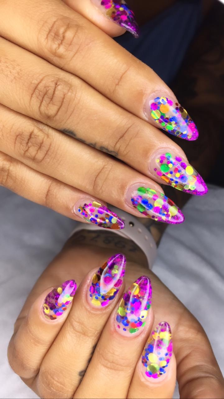 unhas neon com glitter longas