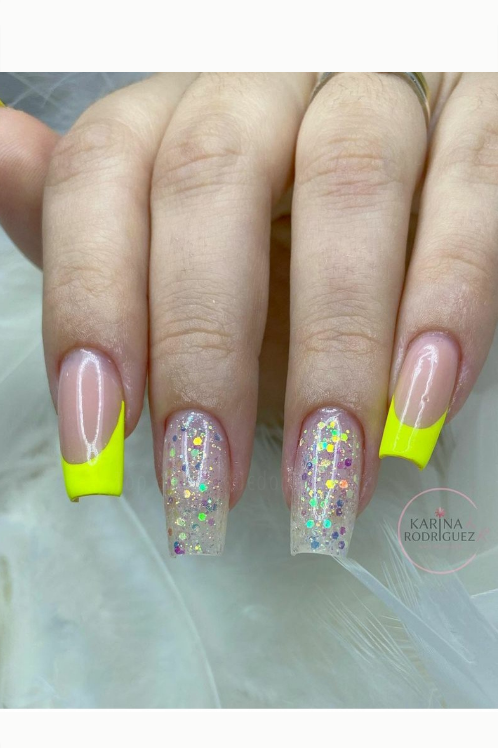 unhas neon com glitter azul
