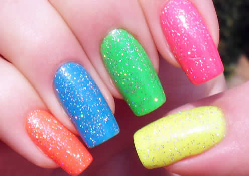 unhas neon com glitter holográfico