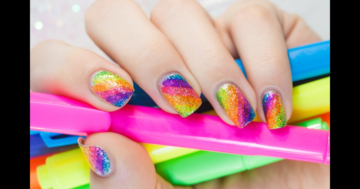 unhas neon com glitter holográfico