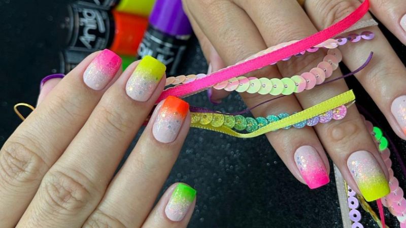 unhas neon com glitter fino
