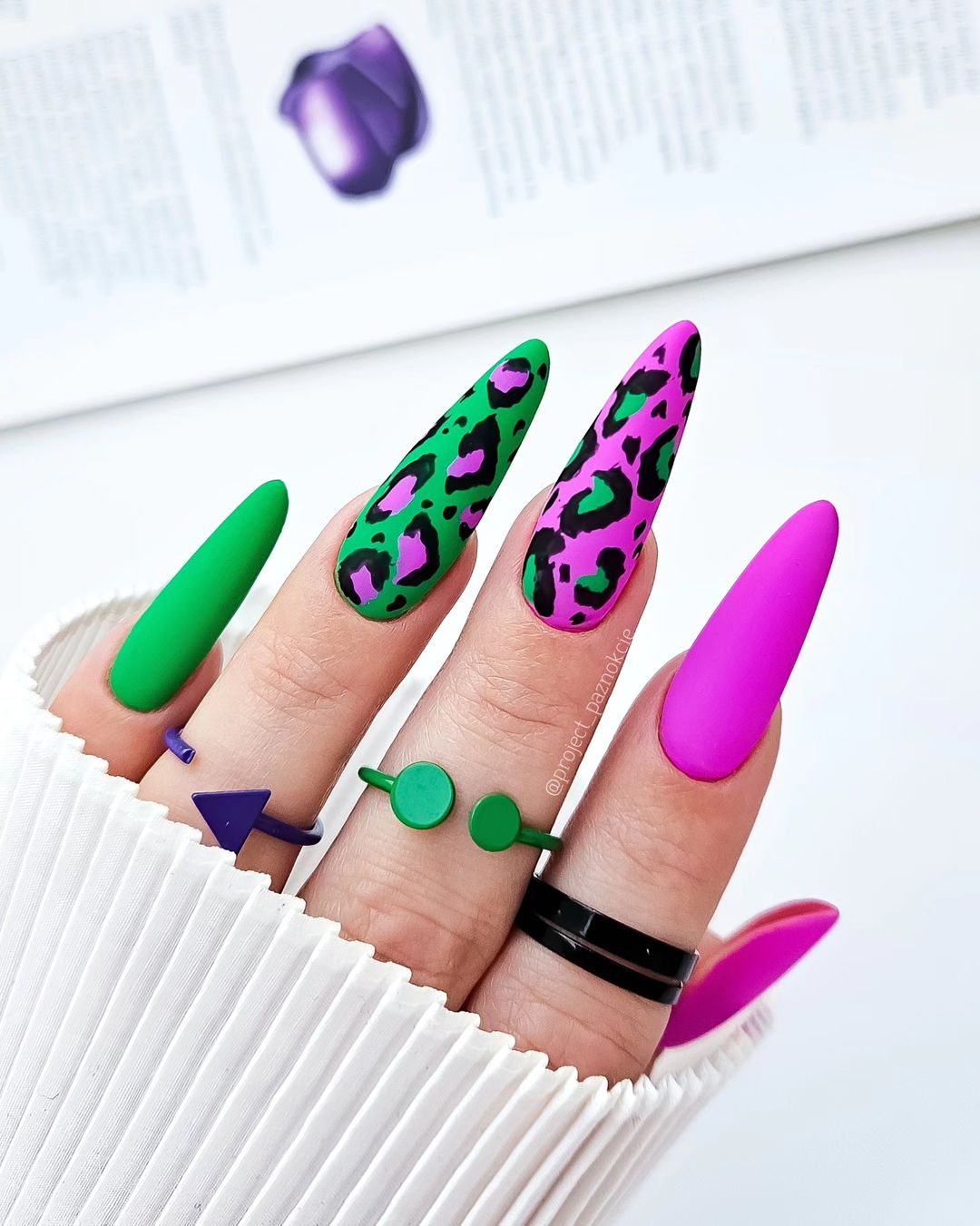 unhas neon com glitter grosso