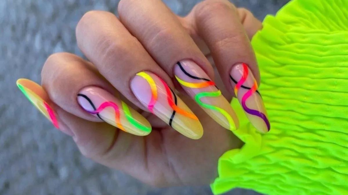 unhas neon com glitter refletivo