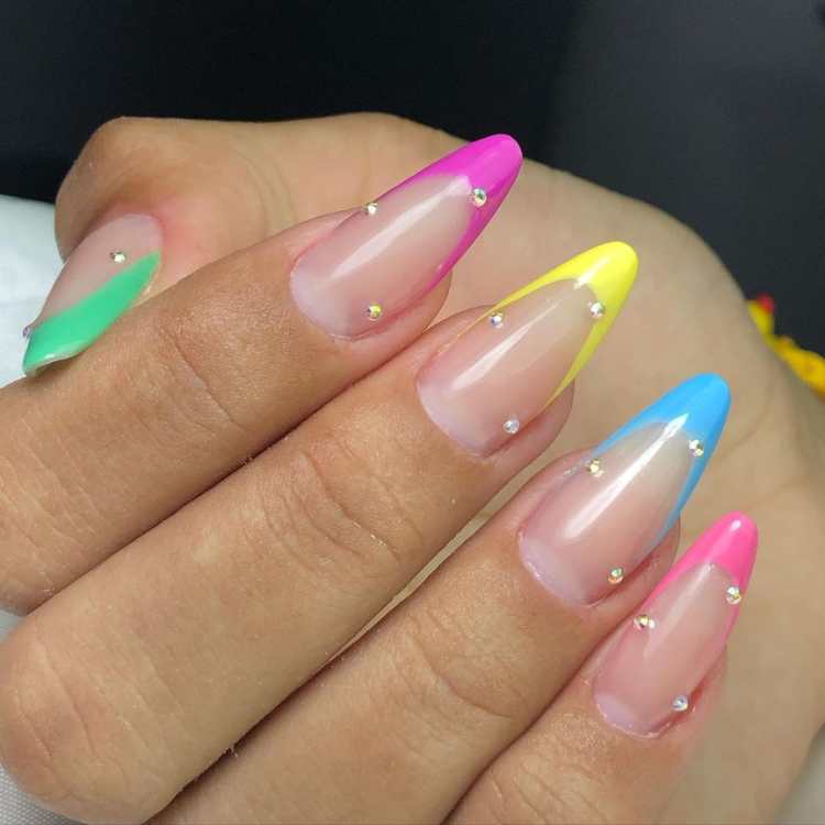 ideias de unhas para carnaval com glitter