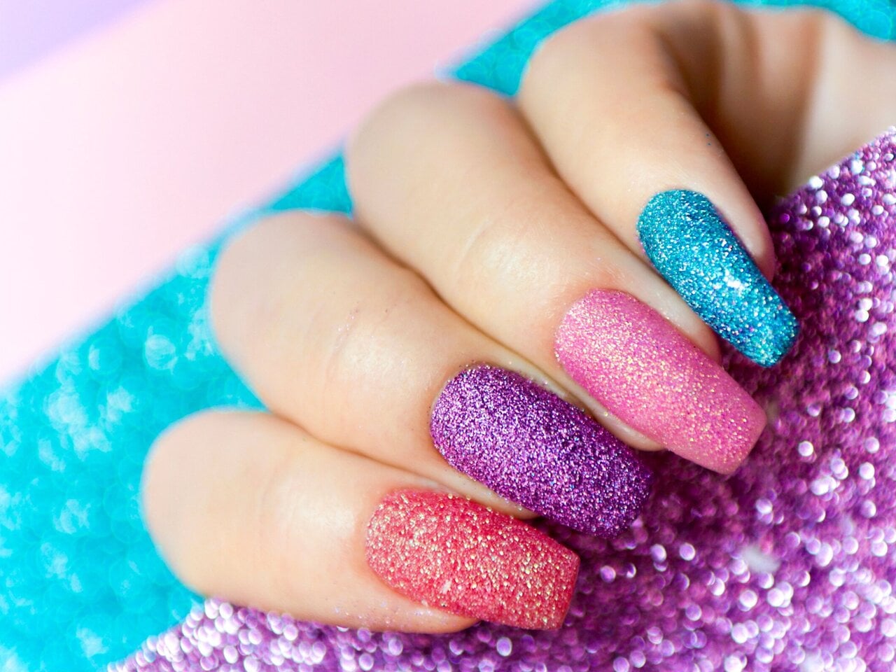 como aplicar pedrarias em unhas para carnaval