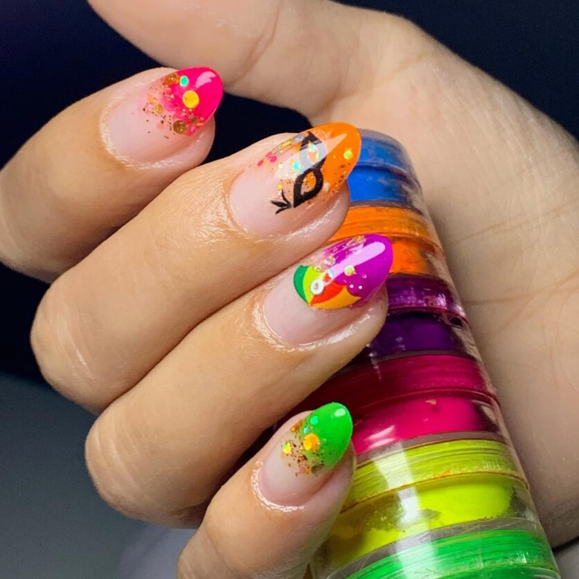 ideias de unhas para carnaval com glitter
