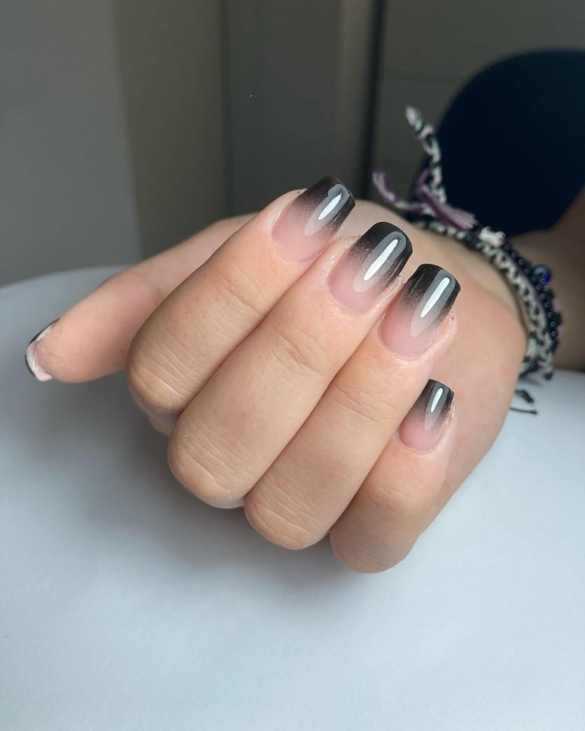 Unhas pretas minimalistas