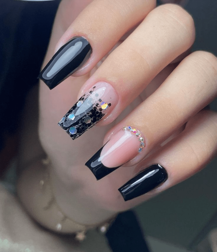 Unhas pretas com detalhes dourados