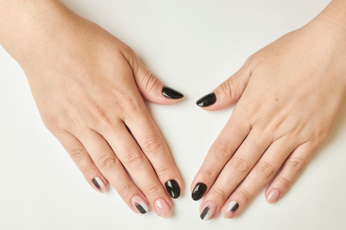 Unhas pretas com detalhes prateados