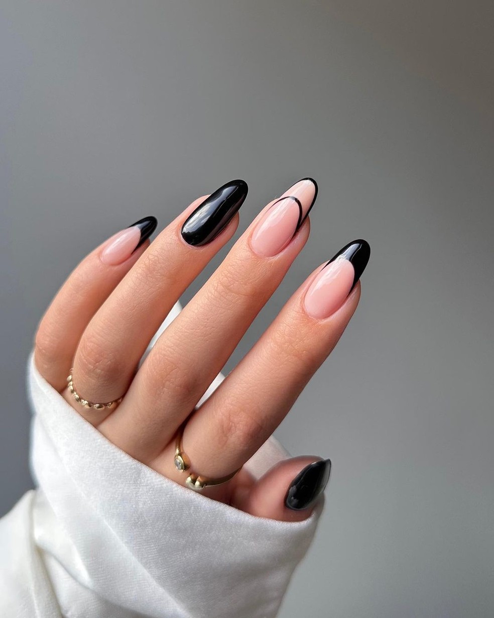 Unhas pretas com detalhes prateados