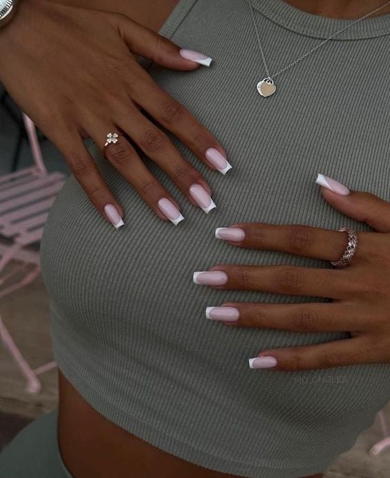 Unhas quadradas francesinha sorriso