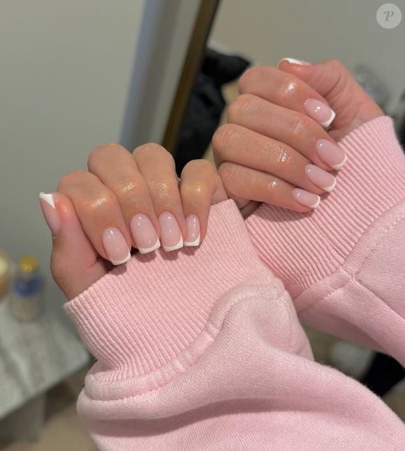 Unhas quadradas francesinha com glitter