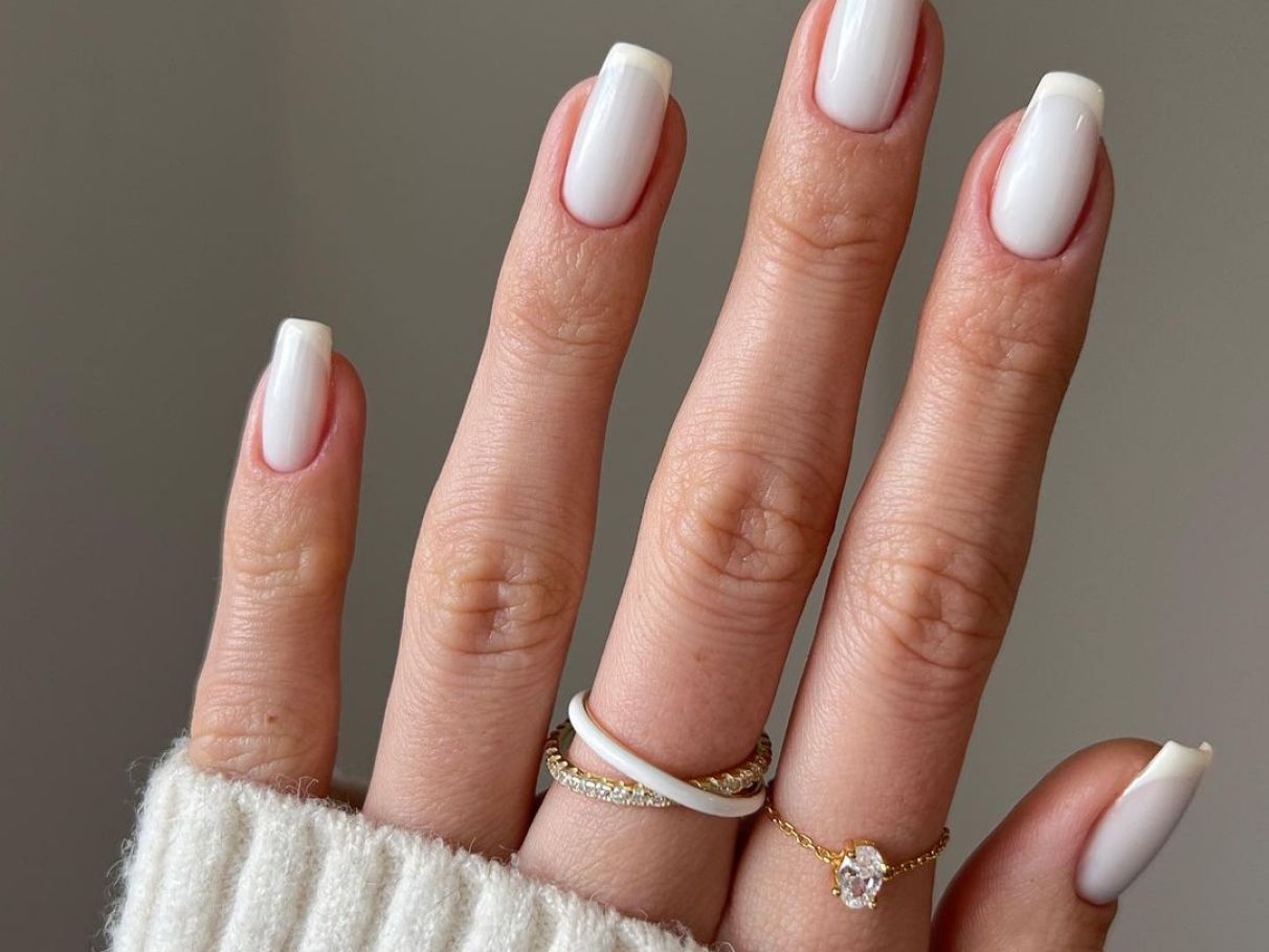 Unhas quadradas francesinha decorada com joias