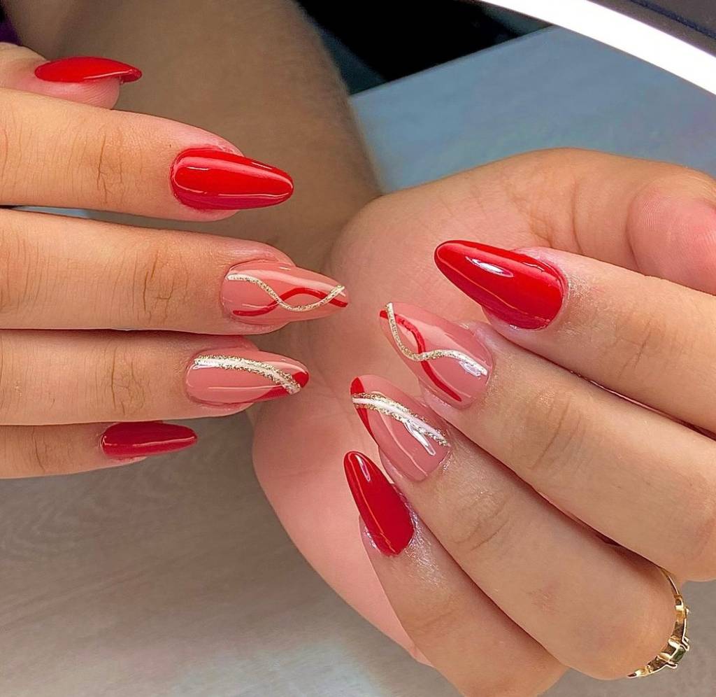 unhas vermelhas com francesinha branca