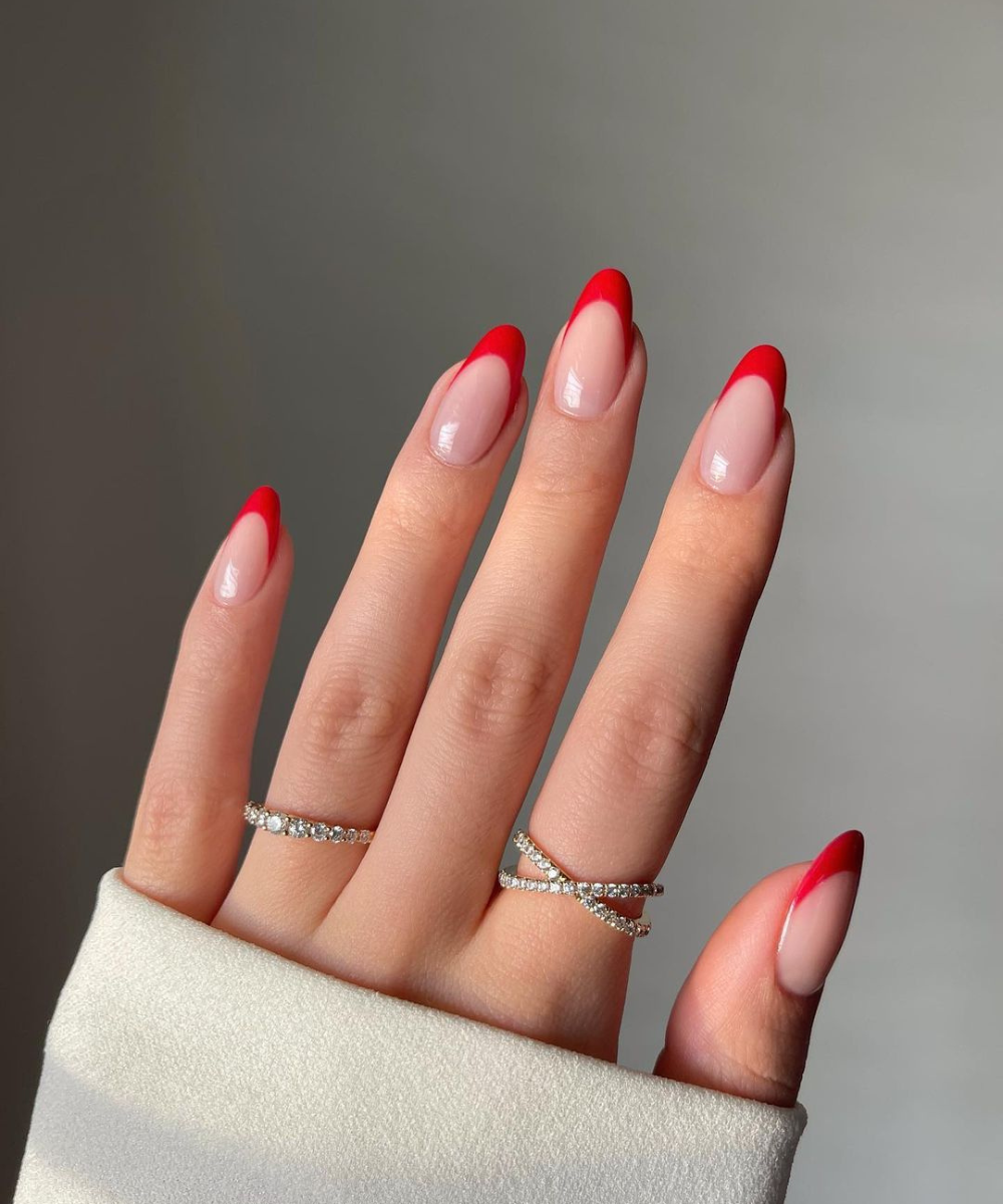 unhas brancas com detalhes vermelhos