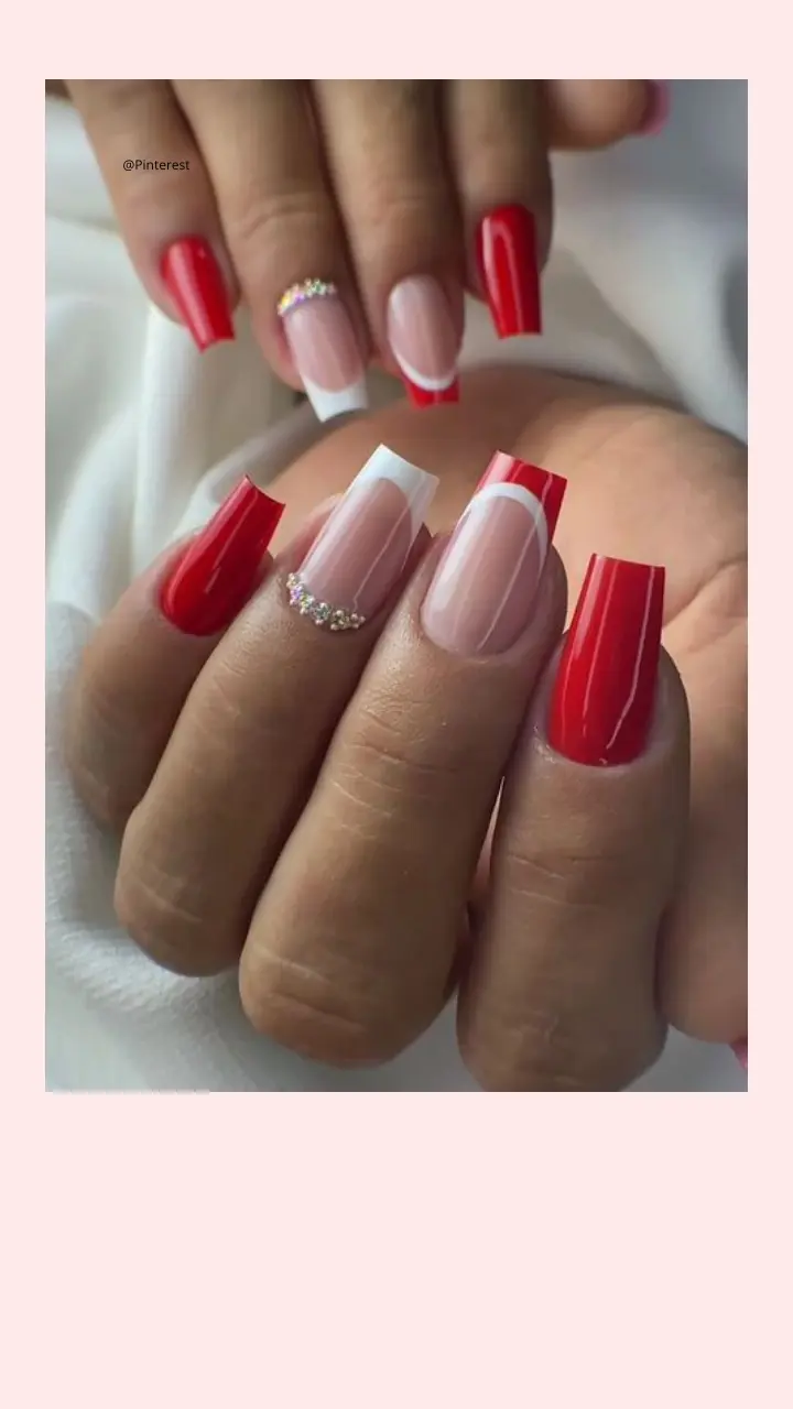unhas vermelhas e brancas chamativas