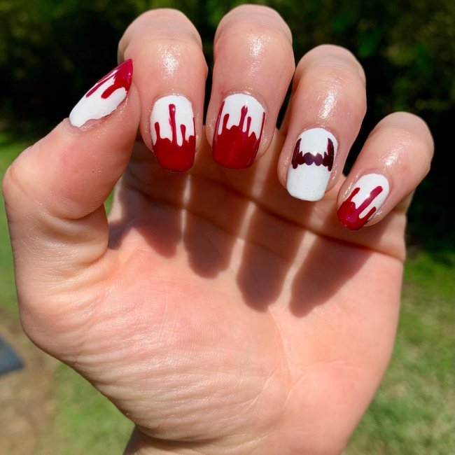 unhas brancas com detalhes vermelhos