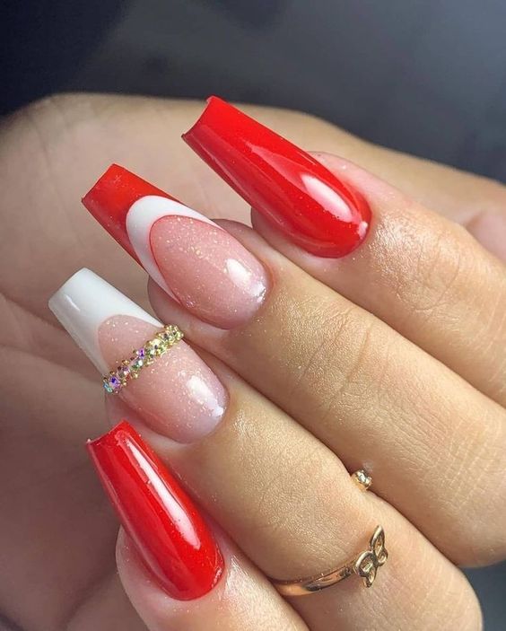 unhas vermelhas com filha única branca