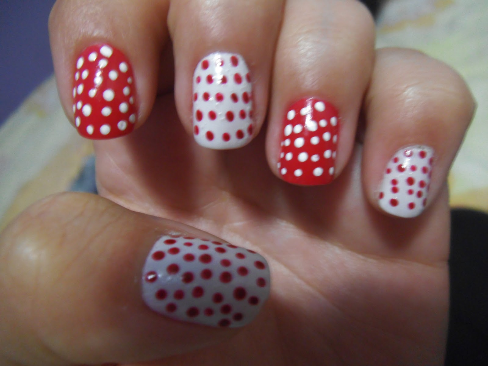 unhas vermelhas com efeito mármore branco
