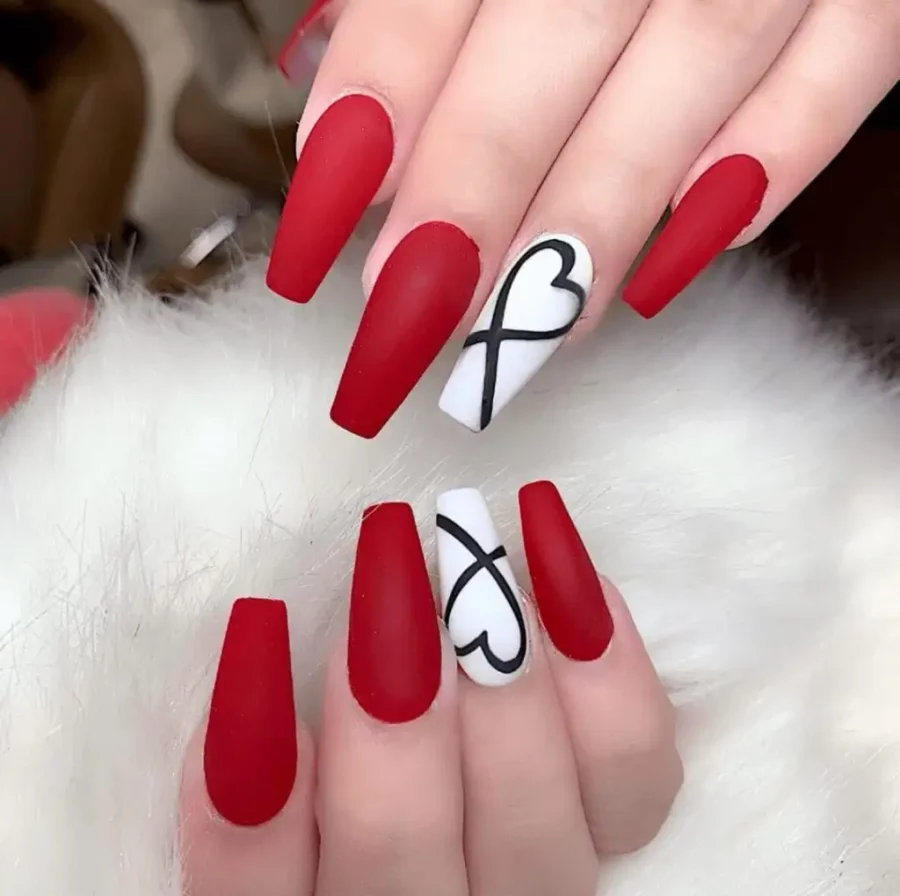 unhas vermelhas com listras brancas