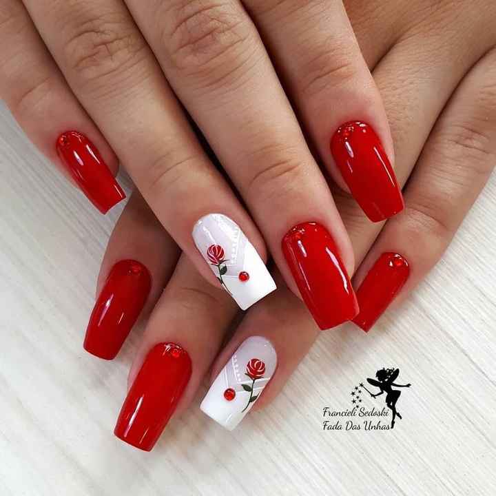 unhas vermelhas com filha única branca