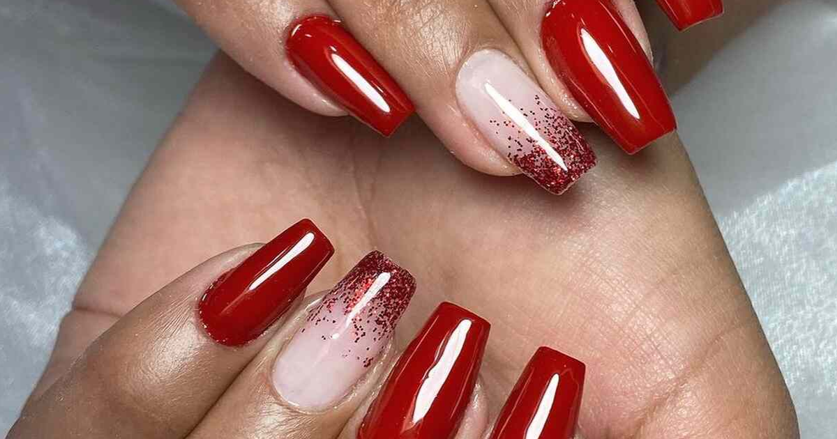 unhas vermelhas com efeito mármore branco
