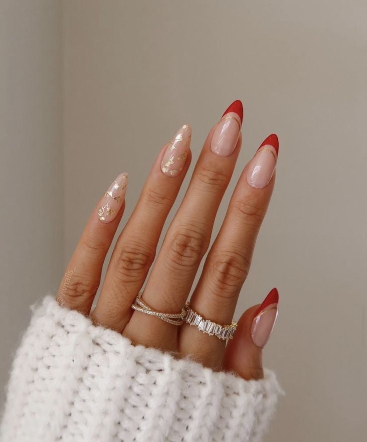 unhas vermelhas com corações brancos
