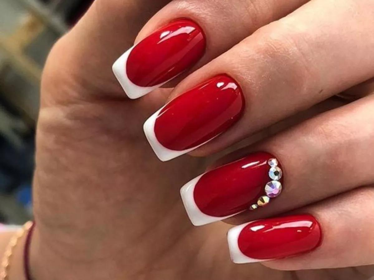 unhas vermelhas com francesinha reversa