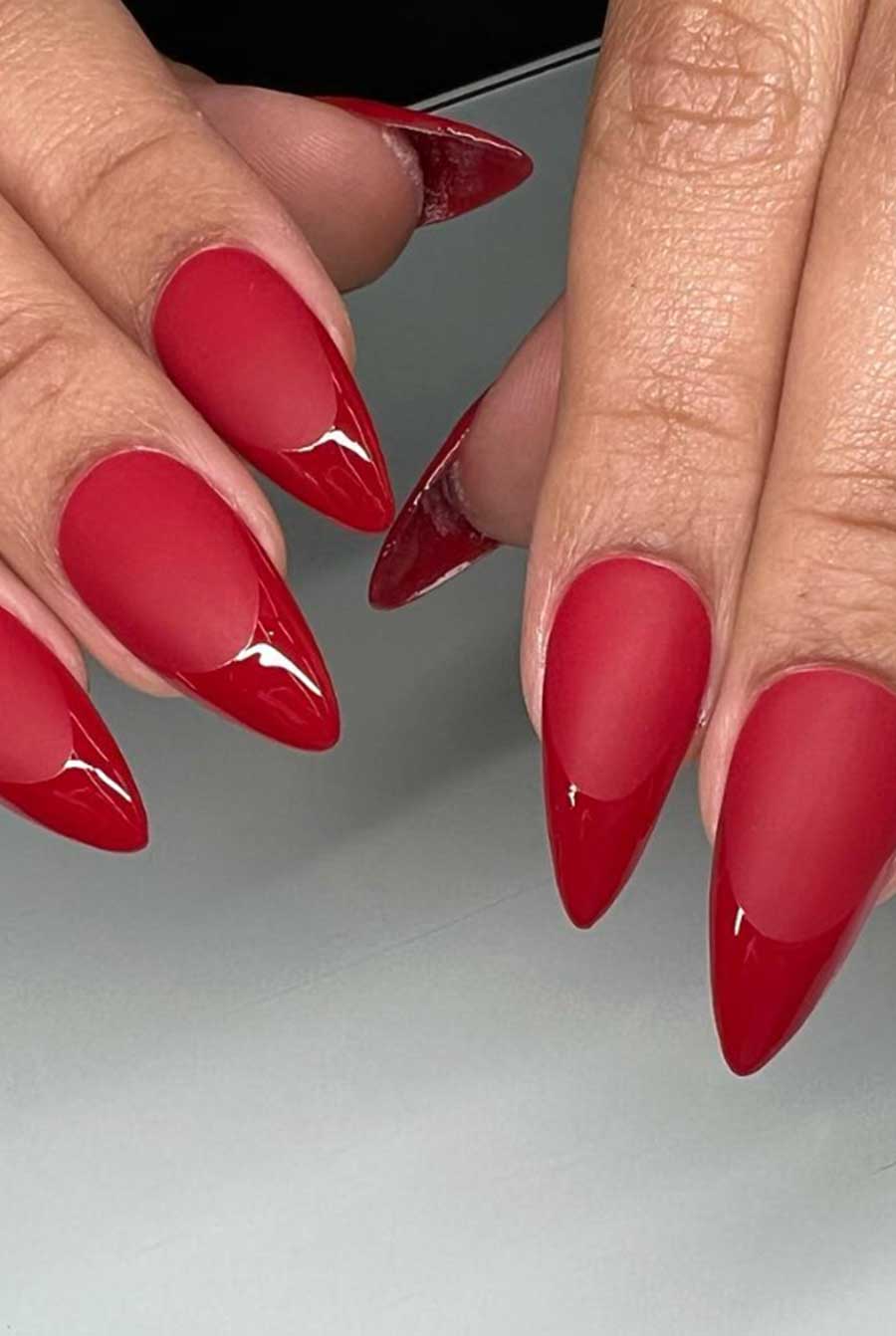 francesinha vermelha em unhas naturais