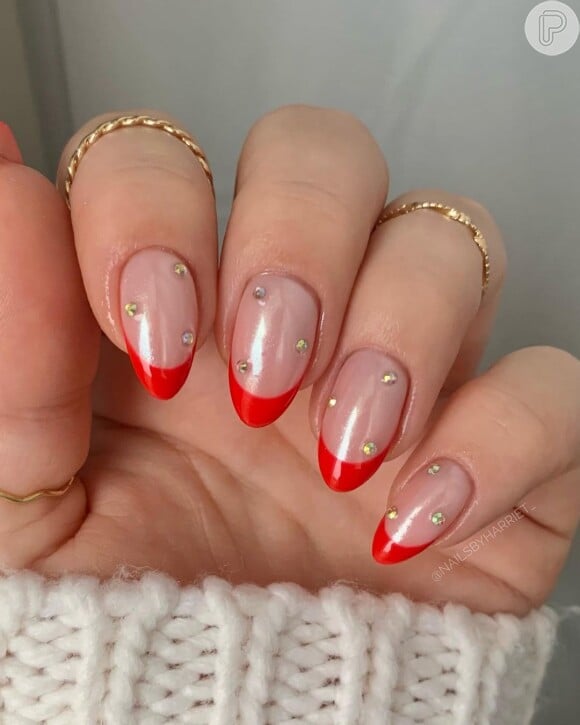 unhas vermelhas com francesinha invertida