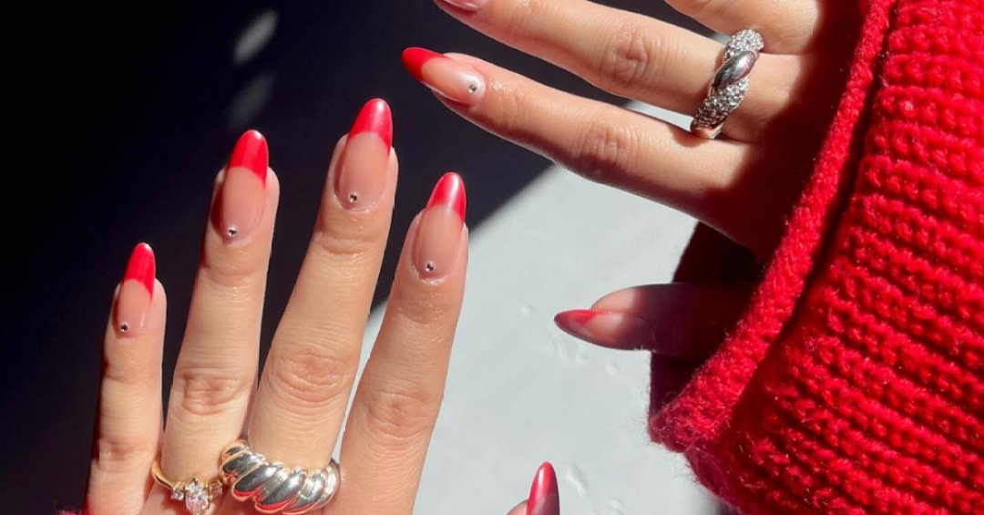unhas vermelhas com francesinha invertida