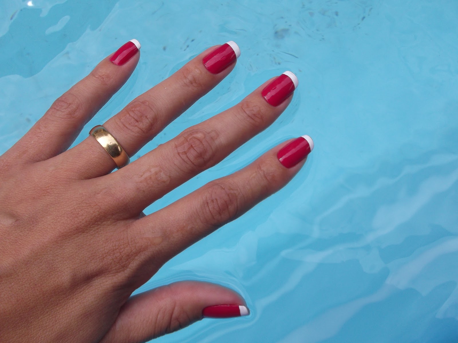 unhas vermelhas com francesinha branca